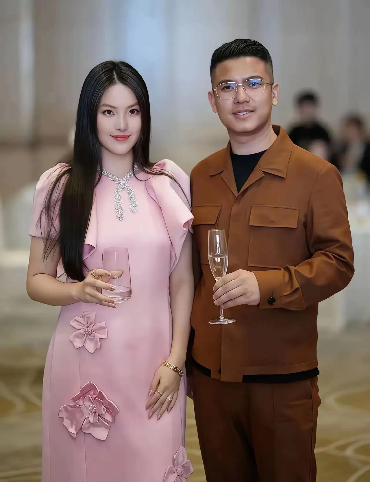 她没减肥，却靠一条裙子掐出了最显瘦的腰线。
不是所有粉色都显胖。
王诗龄这条裙子