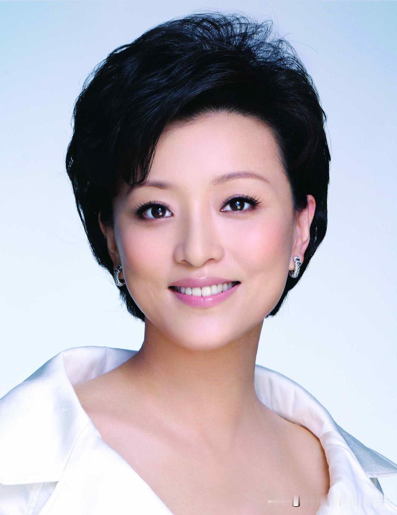 吴征到底给了杨澜一个怎样的婚礼？
近年来，网络上总有传言称杨澜、吴征离异，小编却