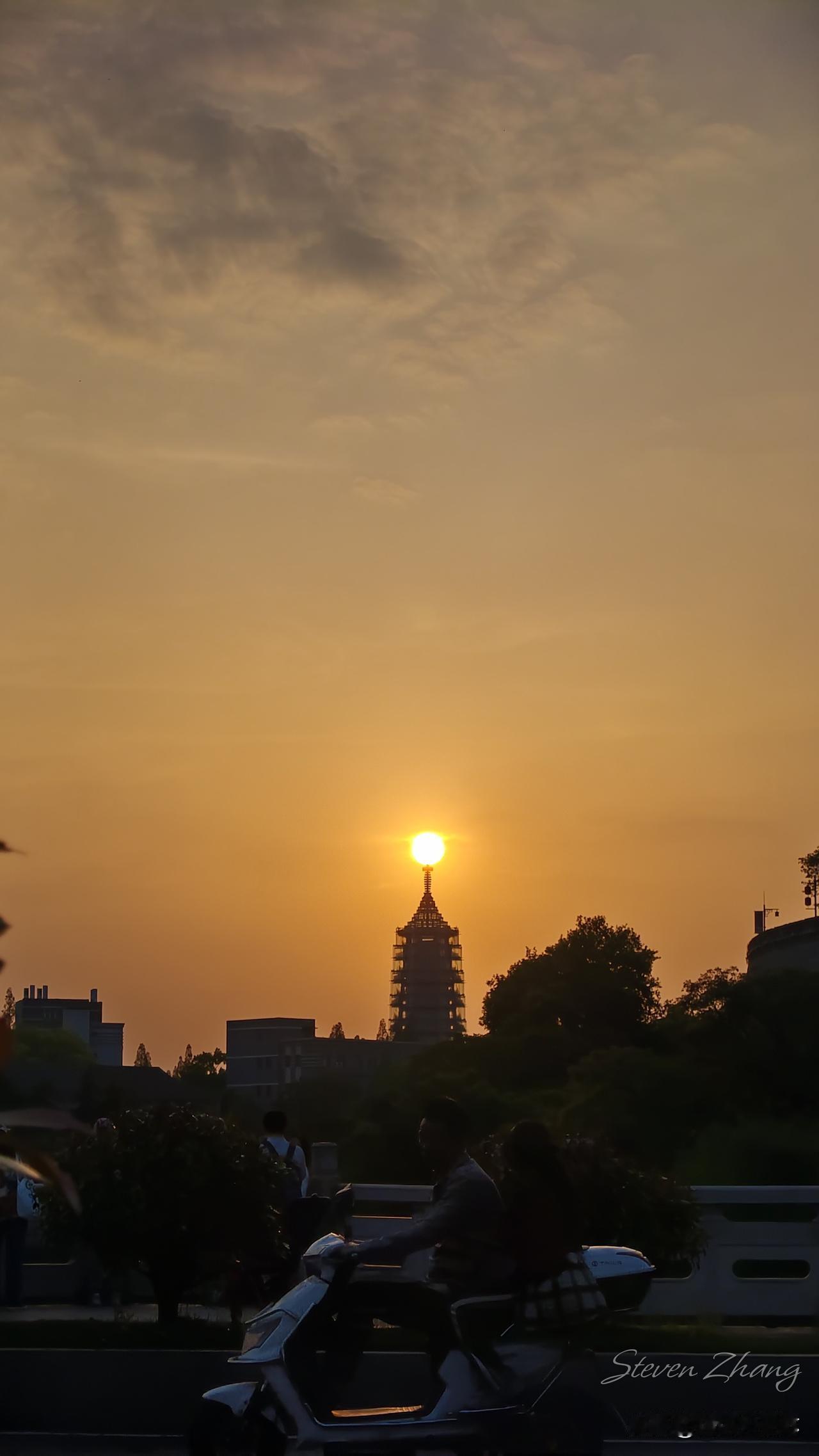 大报恩寺·落日

当落日悬于塔顶的瞬间，突然有种感觉，百年前是不是也有人站在同样