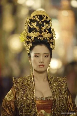 还认识她们吗吗？张艺谋导演，周润发，巩俐等多位大牌明星出演，其中新人李曼获谋女郎