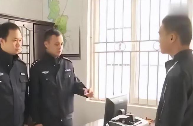 2015年，四川一小伙报名参军，体检完后回家休息，忽然听见敲门声，开门后只见两名