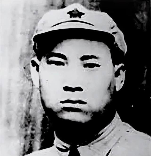 抗战中，贺炳炎正和江东升喝茶，侦察员匆匆来报：“发现日军中队！”江东升以为日军刚