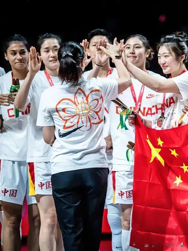 女篮女排齐上阵，球迷今晚大饱眼福。
5🈷️29日
中国女篮备战巴黎奥运会系列热