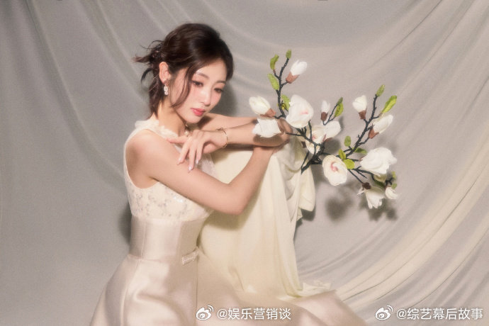 邢菲拍照的时候跑到杨幂前面邢菲抢C杨幂 绿瓷美人其实在集体拍照的现场，工作人员本