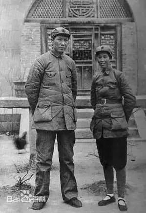 烧火剥葱
        1937年春天，在延安，有一天，毛主席请以前给自己当过