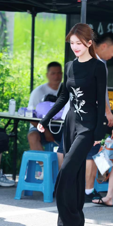 #赵露思全黑上衣叠穿#很喜欢赵露思的搭配呢，她也是真的很会穿。每一件单品都很有个