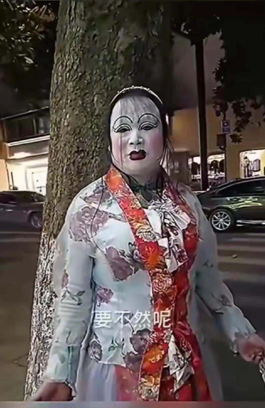 画成这个样子晚上还出门，得吓跑多少人。
太佩服会化妆的女人。
妖魔鬼怪都能描绘的