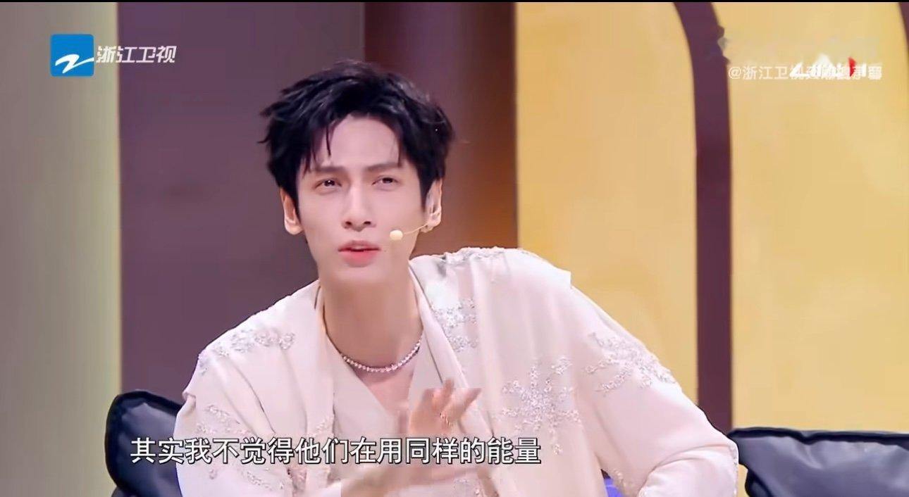 罗云熙遭遇乐评人和歌手起冲突罗云熙真的好暖啊，轻松化解冲突 