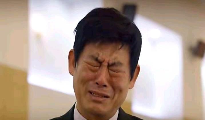 在退休办排队时，有人丢下一句“这一茬成了船底”，大厅炸了。
2015至2017年