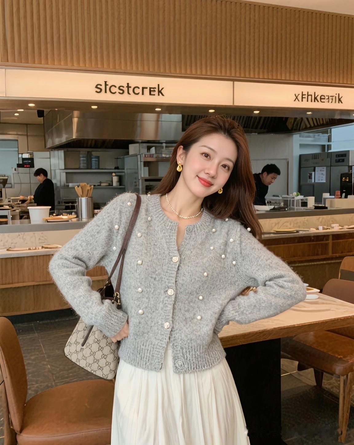 钱是生存的保障，
能解决很多实际问题，
带来安全感。
但爱，
是情感的寄托，
能