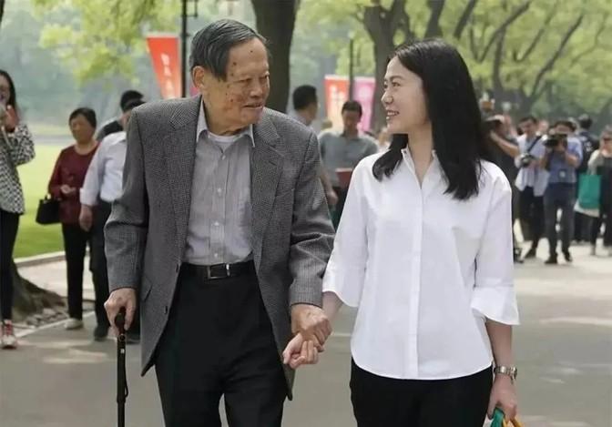 杨振宁曾两次病危入院，翁帆衣不解带全程陪护，可是，新婚之夜她却提出分房睡。
杨振