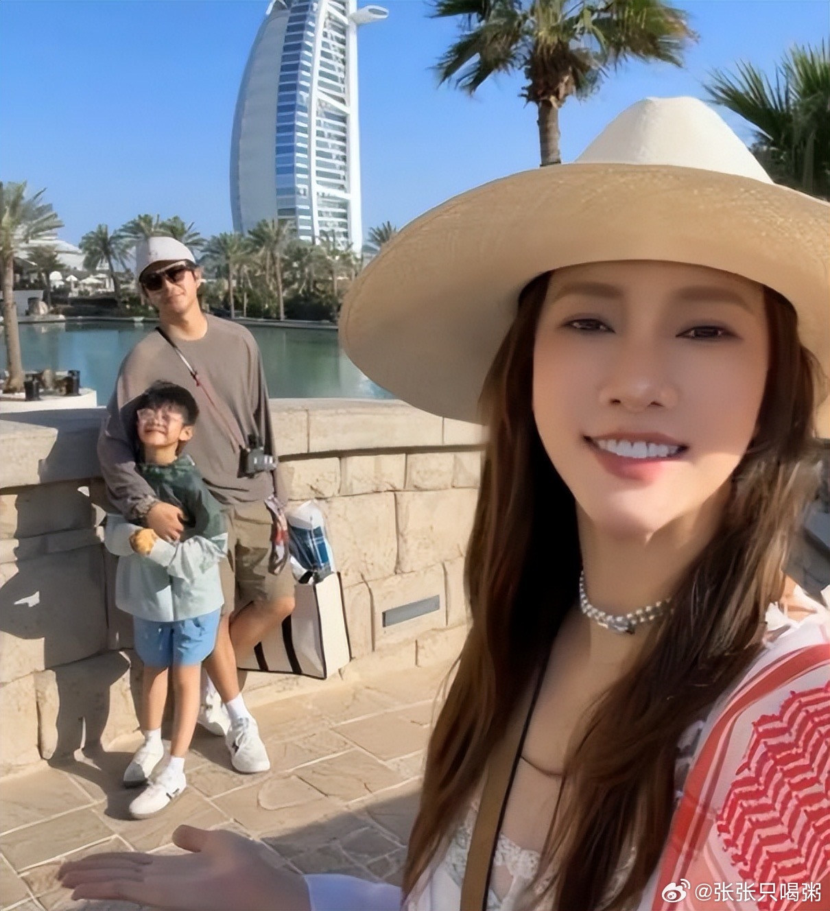 弦子晒一家五口迪拜游照片弦子晒一家五口迪拜游照片，历经风波后终于圆满收官，一家人