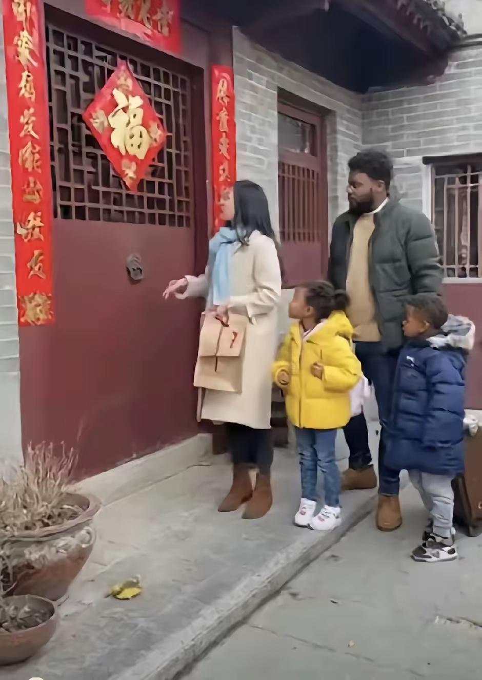 外嫁女，带着三个黑炭回来，被父母关在门外……

有人批评父母狠心，女儿万里迢迢，