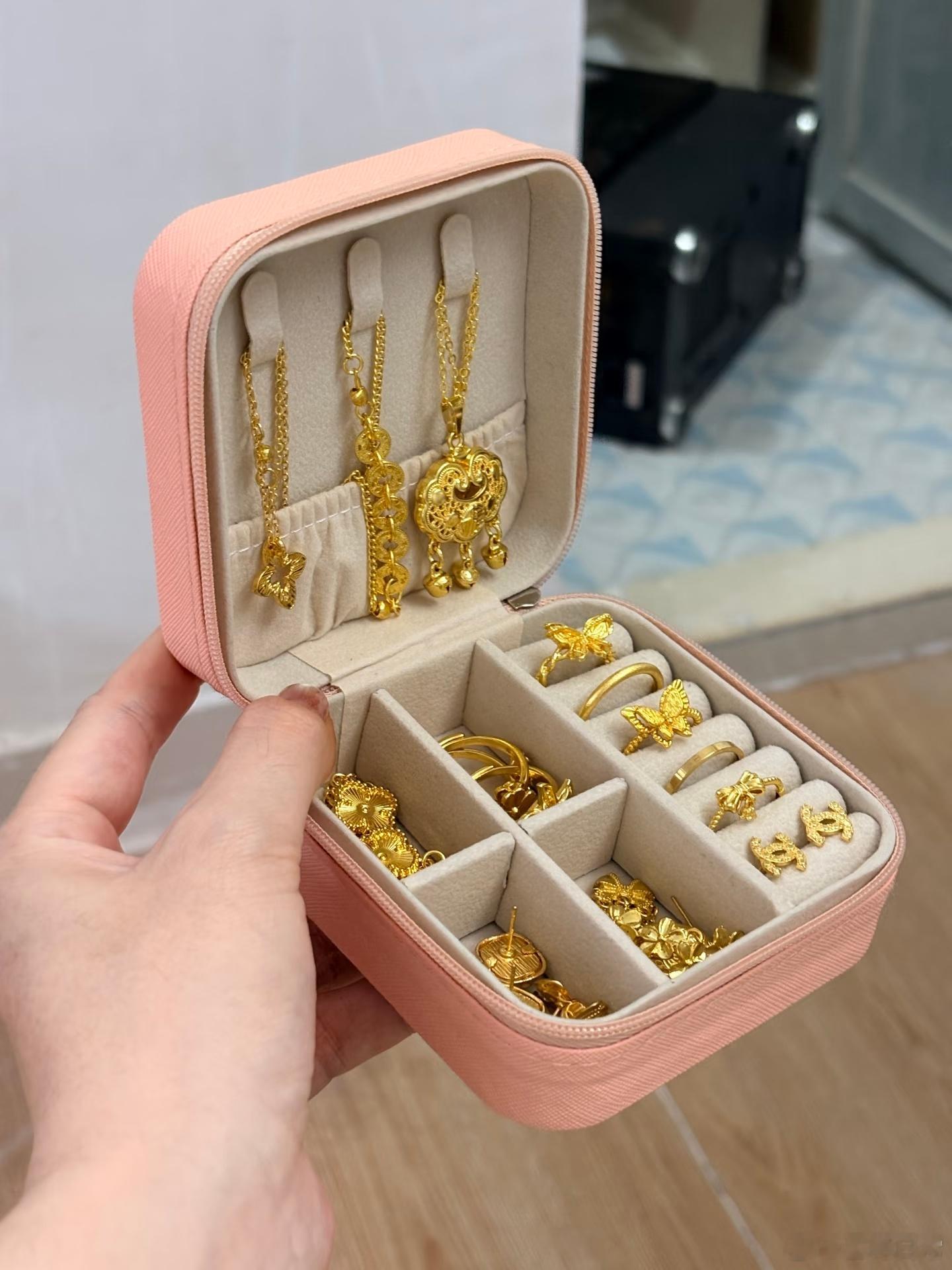 黄金彻底涨不动了  黄金，处于高位，能涨空间也不大了。美股同样如此，市值过于庞大