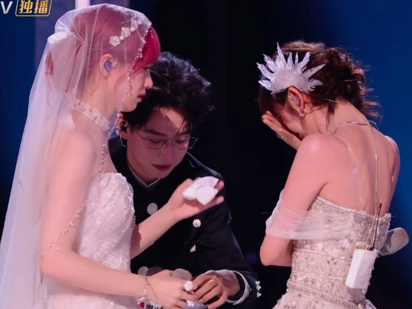 谁说的唐艺昕黄灿灿这幕像拉子结婚啊哈哈哈👰👰宣誓完感动流泪的新娘们和给她们递