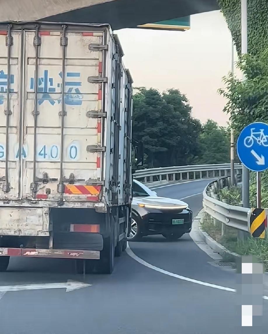 两台小车在高速匝道上同时调头，这什么情况？难道说他们是从上面开下来的，看到不对，