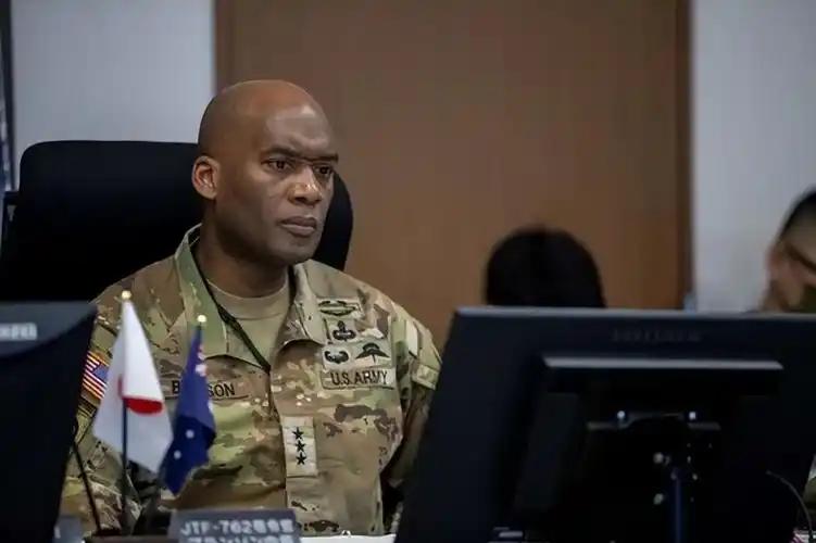 驻韩美军司令泽维尔·布伦森说，将东亚的地图倒过来看，美日韩合作非常有必要[捂脸]