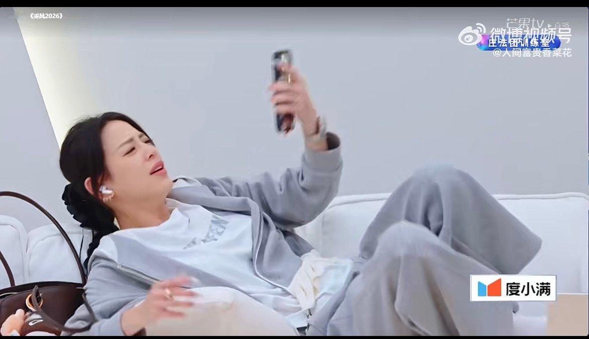 江语晨手心里还有小抄不必焦虑不必慌张，江语晨有队友撑腰，有观众喜爱，尽情展现自己