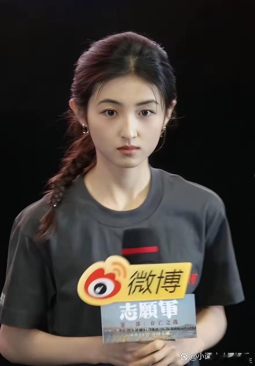 张子枫的脸现在越来越好看，婴儿肥没了，变成了个清冷型的大美女 ​​​