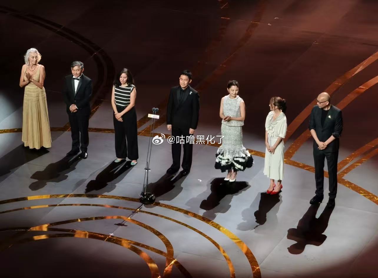 少来陷害辛芷蕾啊……没见过电影节评委站位吗，辛芷蕾和几个外国评委指着位置让梁朝伟