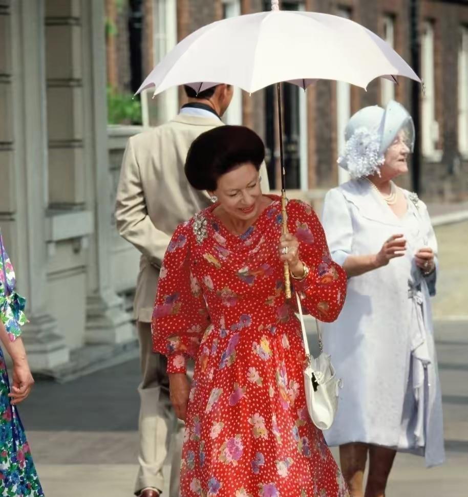 玛格丽特忌讳戴安娜的原因，居然是这两个？
她是女王唯一的妹妹，也是乔治六世最爱的