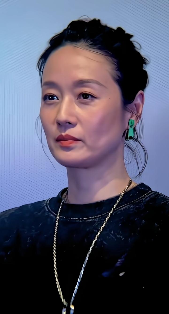 马伊琍现身活动的造型太惊艳，今年49岁的她气质依旧出众，丝毫看不出年近半百。
