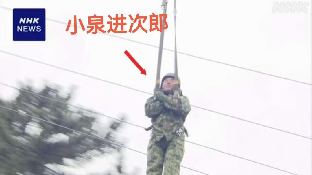 小泉进次郎作秀的功夫确实有一套！小泉视察了日本自卫队的训练情况，并现场作秀，体验