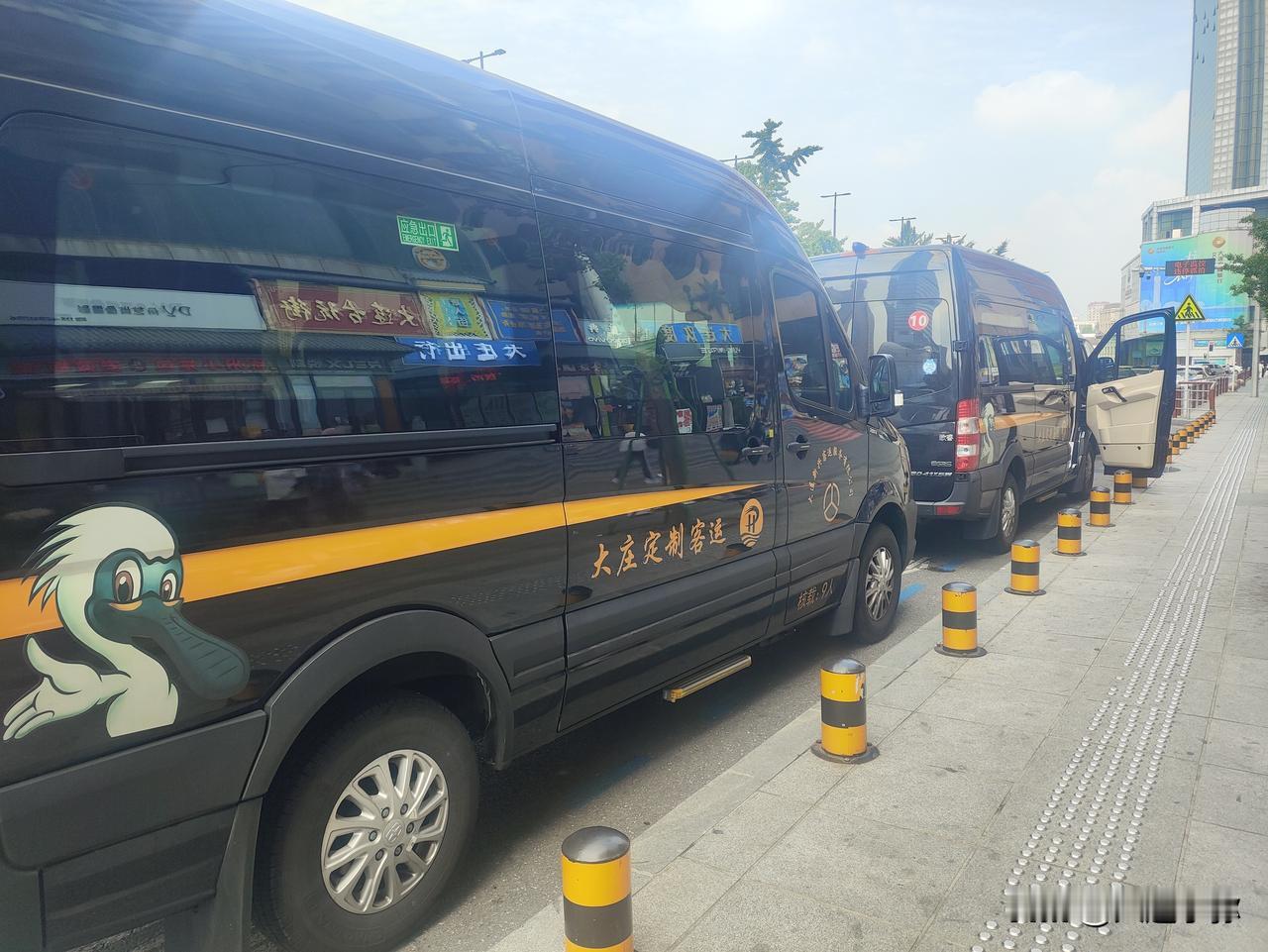 大连金座大厦旁实拍大庄定制客运！庄河博主实测68元商务车值不值
 
在金座大厦旁