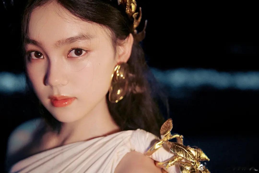 吴浔知夏首个红毯活动造型出炉，头饰有点像金鹰女神[笑哈哈] 可能作品还不够辨识度