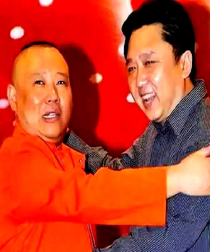 郭德纲扔过去的刀，换个人早就被扎懵了。
 
可于谦呢，云淡风轻接住刀尖，反手还能