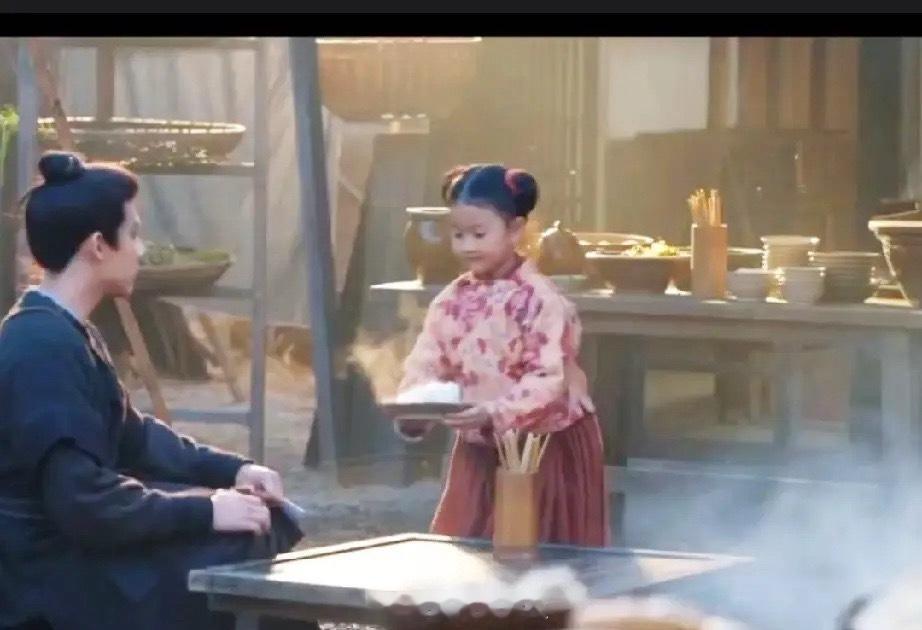 《长安二十四计》萧文敬真去王兴说的娘子所在的铺子去看了，不仅在那摊位买了包子 还