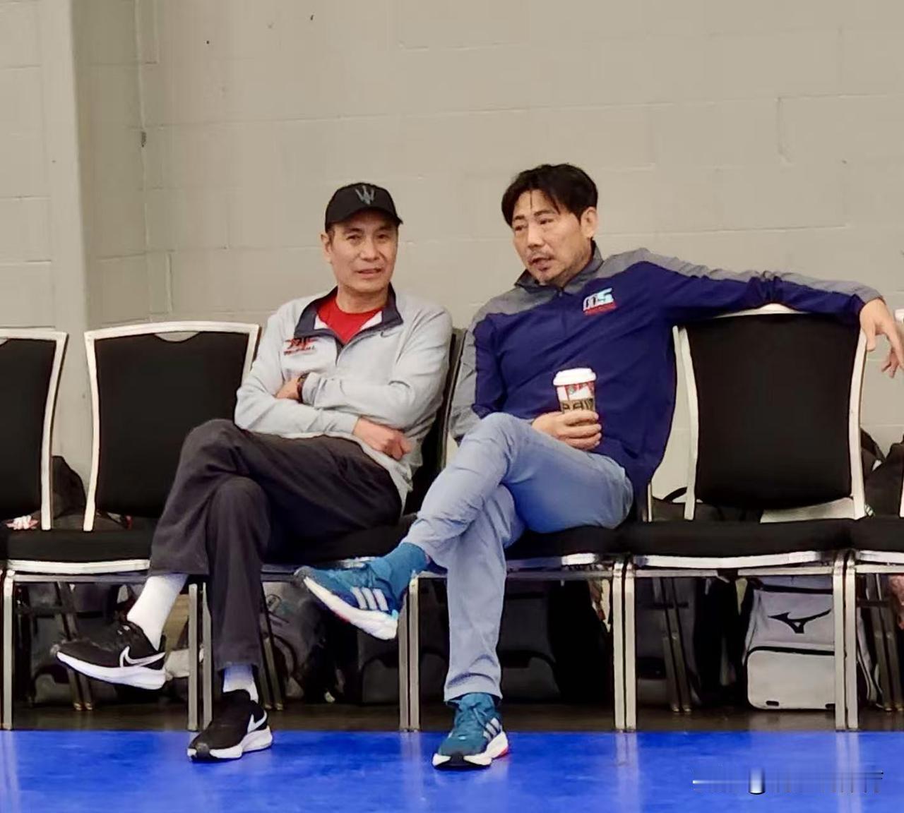 众多业界友人缅怀中国男排一代名将曹平。中国女排前主教练栗晓峰：怀念曹君成追忆，此