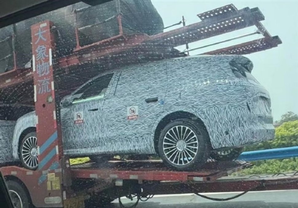 这难道是全新问界M7？这整体造型相信你们已经很熟悉了，并且有发现它还采用了多幅式