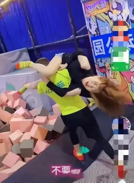 不明白为啥很多女孩喜欢玩“蹦床飞人”游戏[抠鼻]很容易走光。不是吗？还配合商家拍