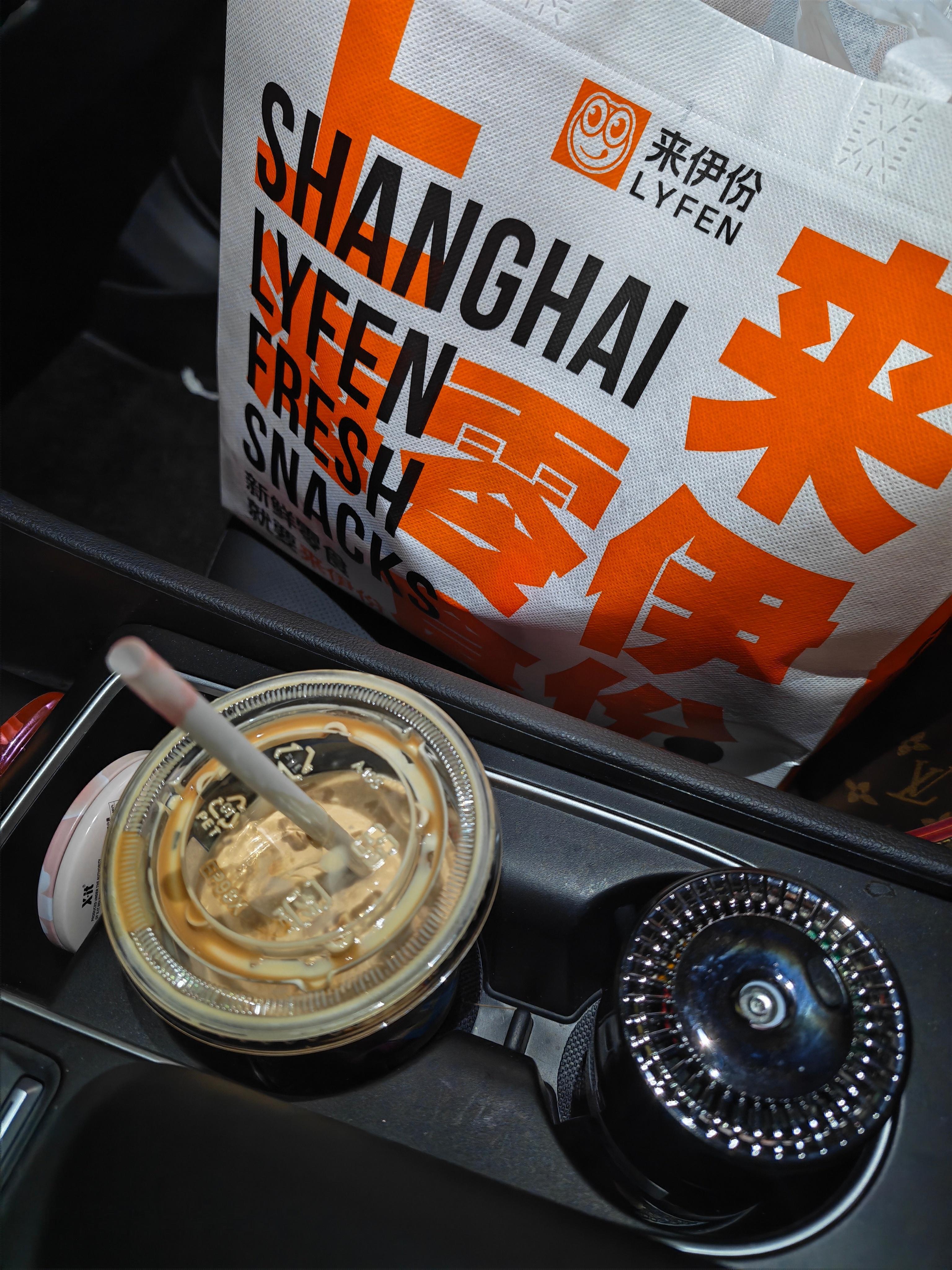 送闺女上课，停好车上去买了杯咖啡和零食，下来一看……嗯？！后视镜怎么没收？！🌿