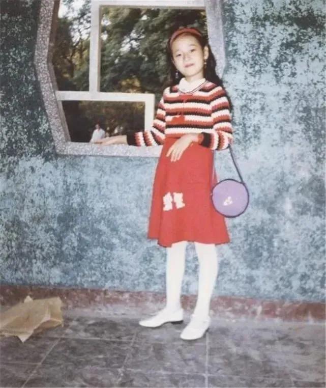 你知道这个漂亮的小姑娘是哪位女明星吗？

照片拍摄于80年代初期。小时候的她已经