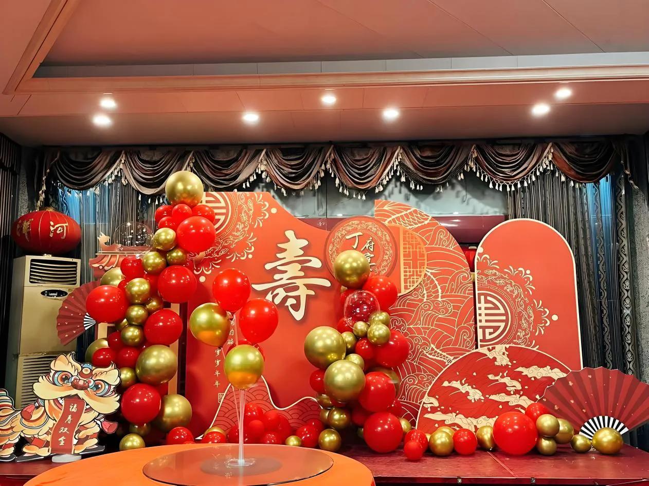 世态炎凉！昨天，浙江杭州，一位65岁的退休老院长过生日，在一家四星级酒店摆了30