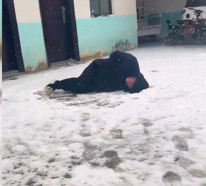老婆:你看你爹在给咱们表演绝活呢！