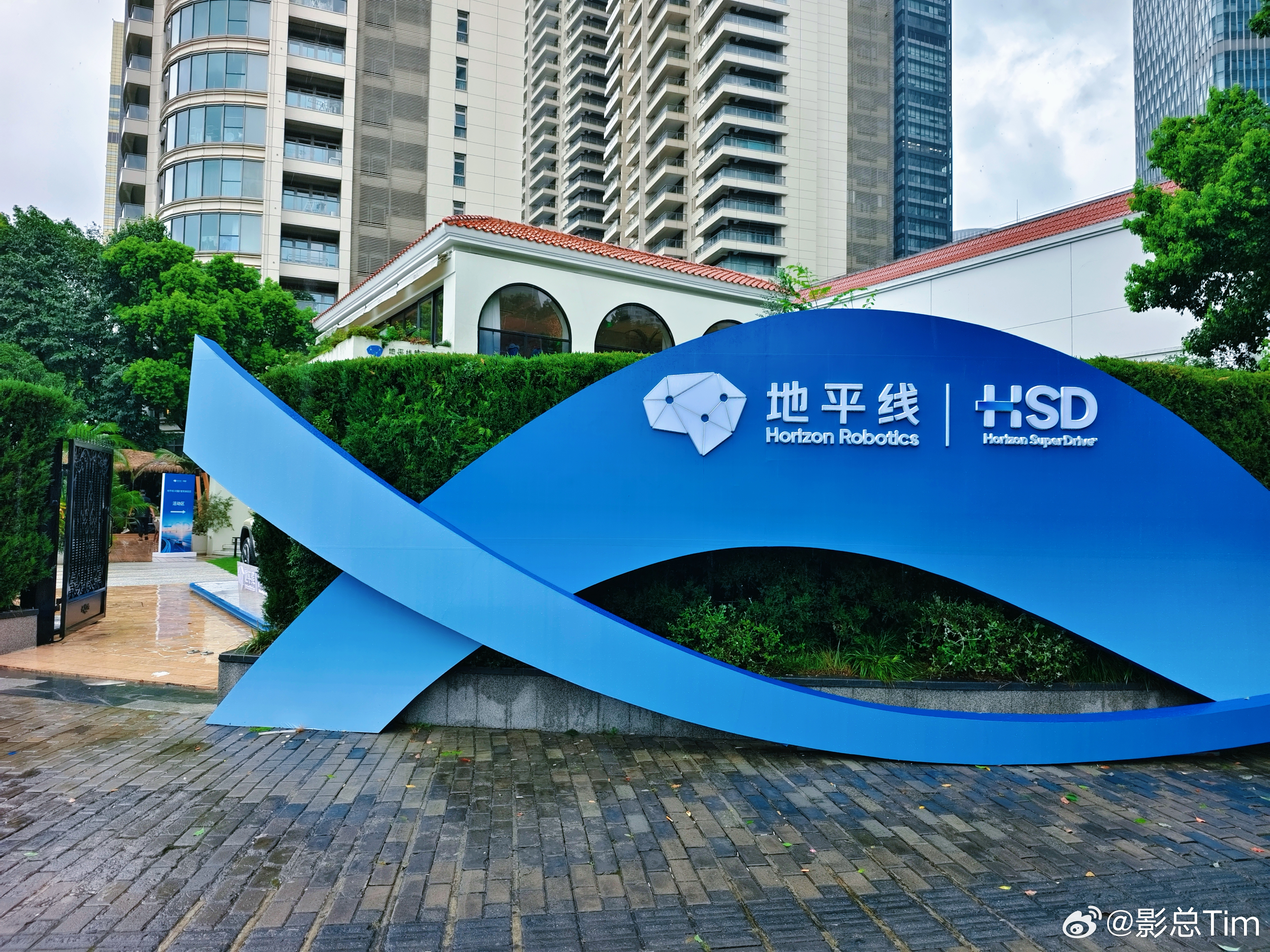 台风天白海豚中的地平线HSD 上海陆家嘴体验站