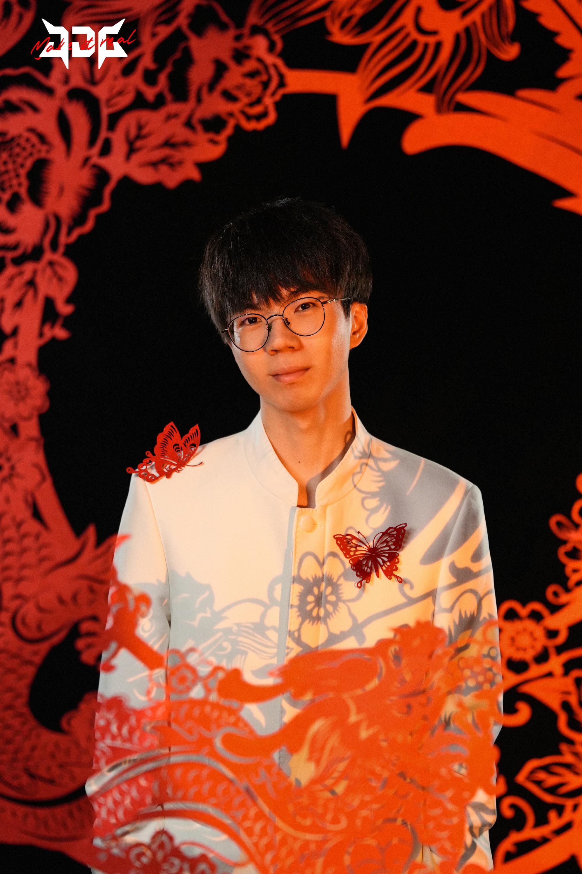 JDG分享Junjia选手年味照片：窗花映岁暖，马行福运中