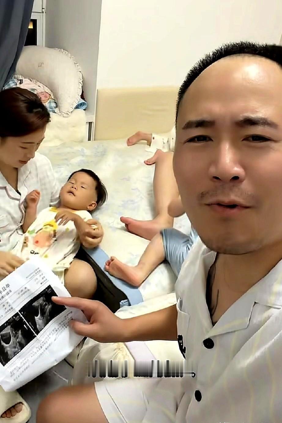 跟一个做育儿博主的朋友聊天，她说小韩带四个娃又宣布生5胎了，
小韩辞掉美发工作找