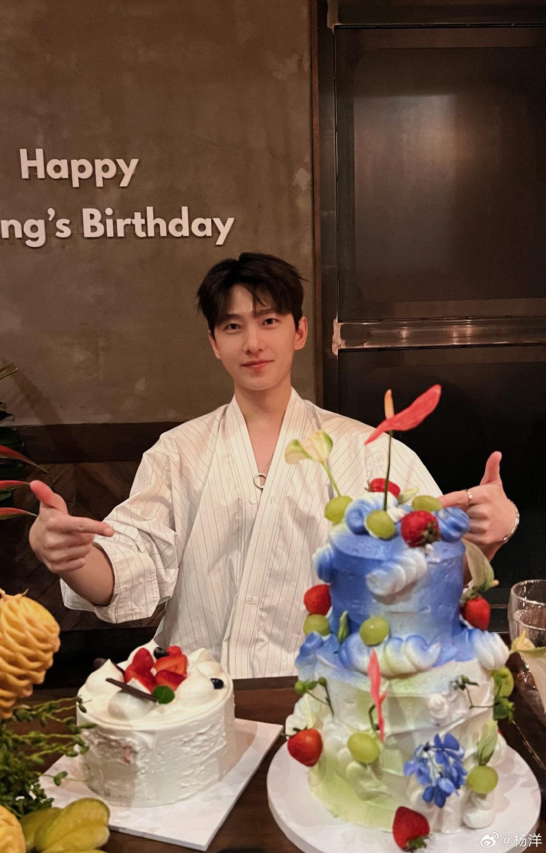 杨洋素颜晒“生日快乐照”杨洋 生日快乐！