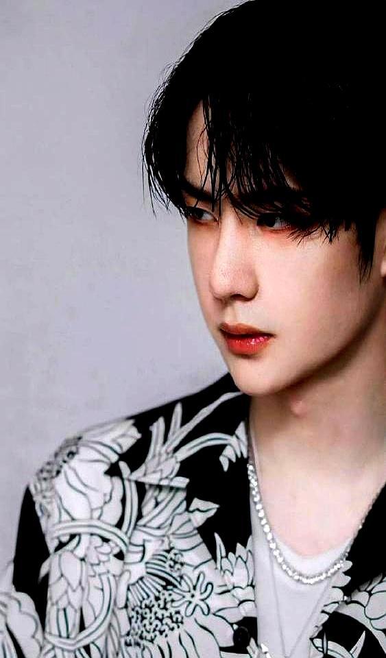 行李箱藏人传了7年，他却说结婚这事，太遥远了。
 
狗仔用漫画爆料，说顶流把女友