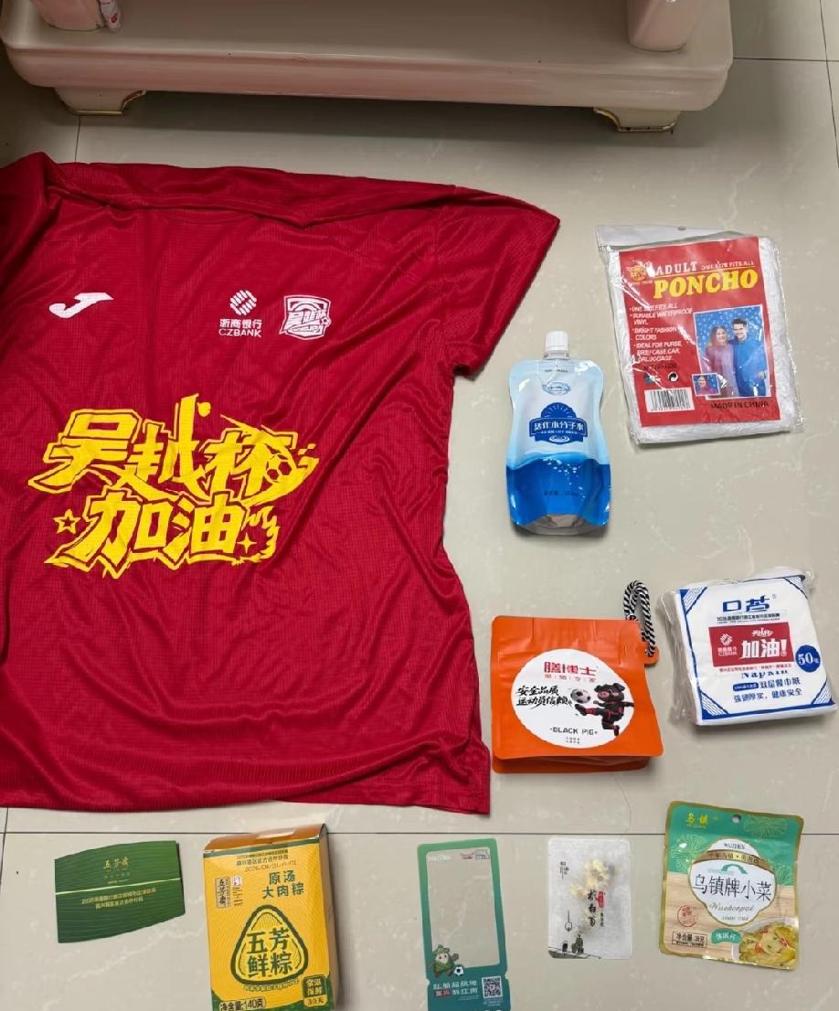 “吴越杯”首日比赛嘉兴主场和湖州主场的观赛大礼包对比。图1是嘉兴主场的，图2是湖