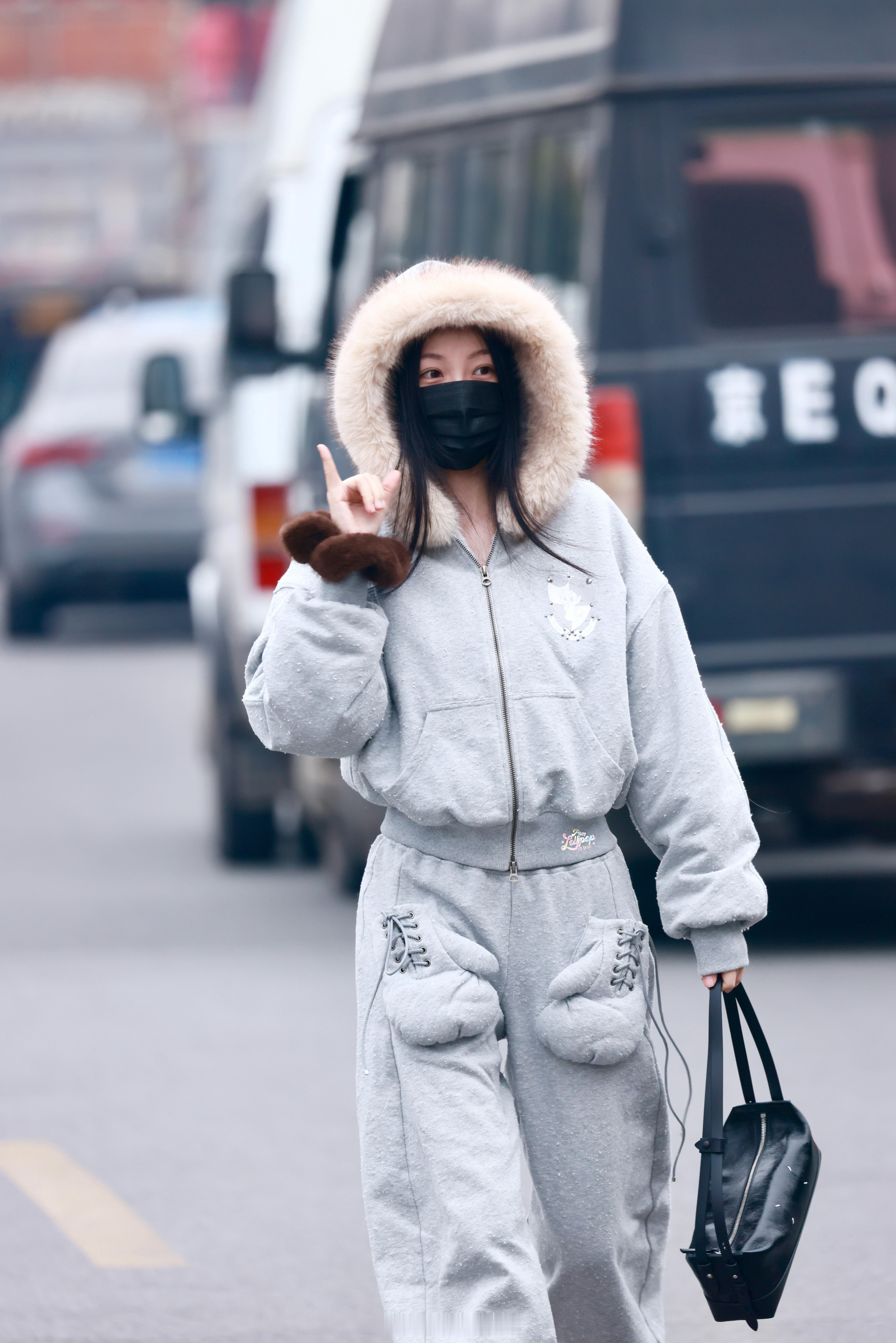 虞书欣毛绒套装云初令最新上班路透，真的太萌啦！ 虞书欣穿得好暖和