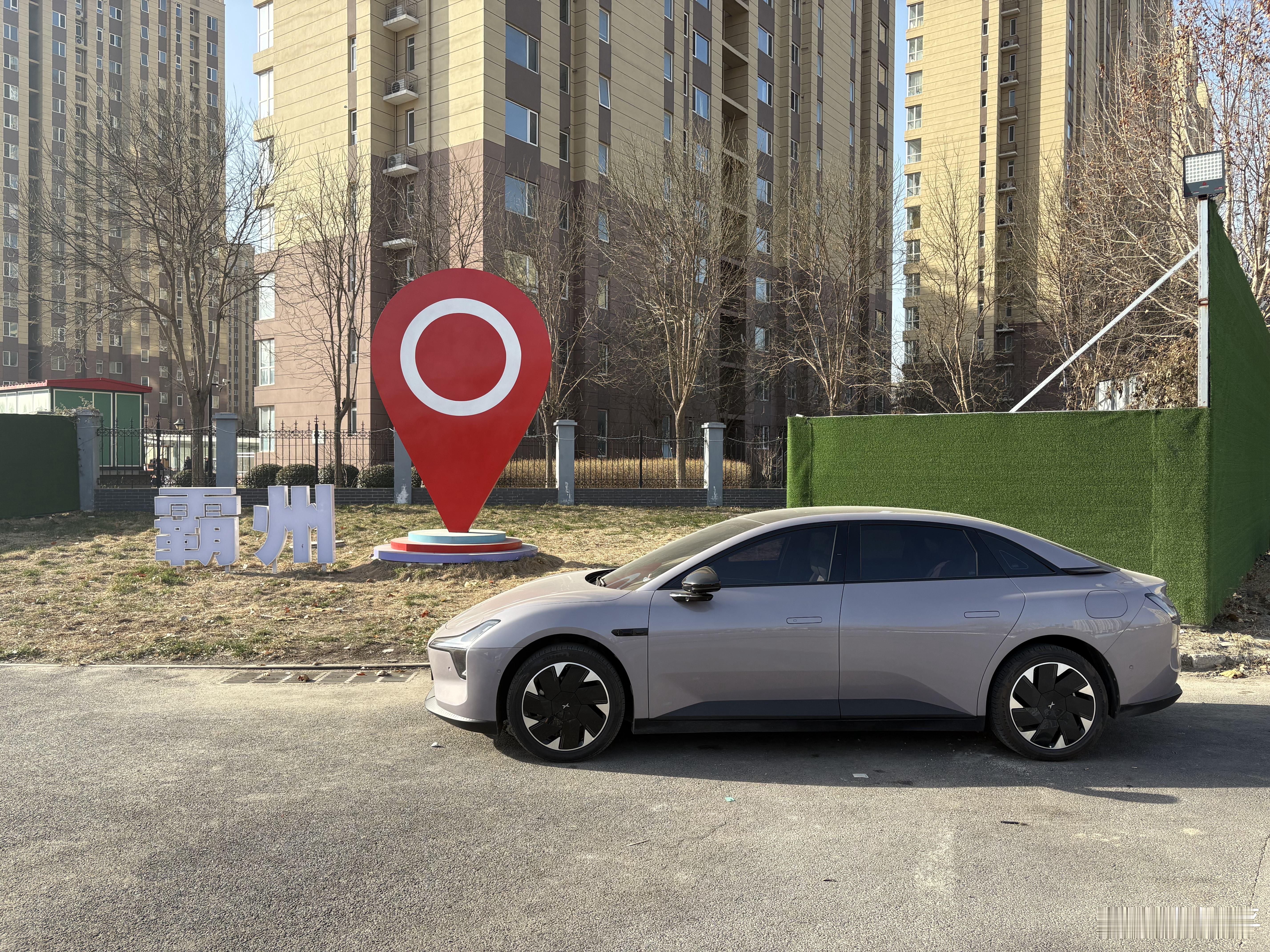 孩子妈出门充电路上突然停车，非要取个景。小鹏mona