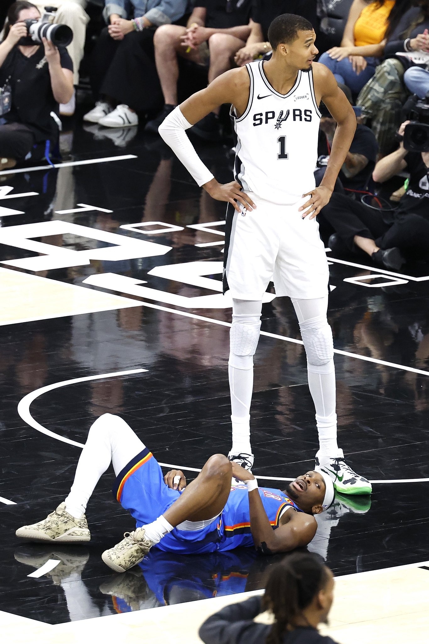 NBA 这张亚历山大和文班亚马的合影！会是一个时代的缩影吗？马刺2比2雷霆