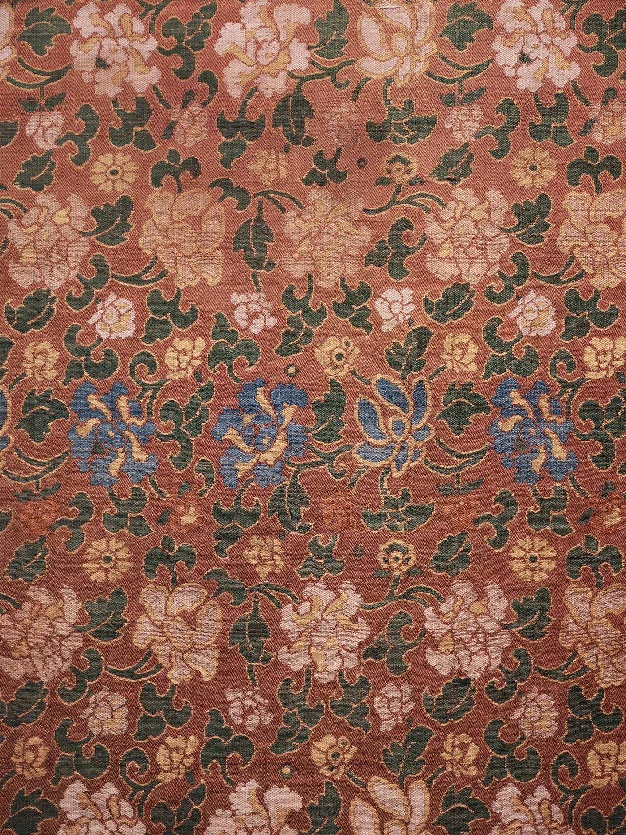 【700年前的丝绸被面，绚烂如新】

丝织品很难保存，所以大幅丝织品如果保存完整