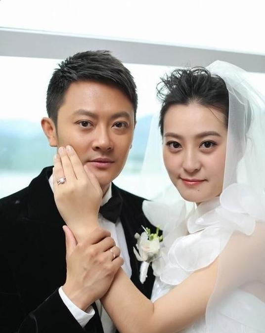 他花了400万元娶的老婆哈琳娜。直到孩子出生后，才发现自己的老婆除名字以外的一切