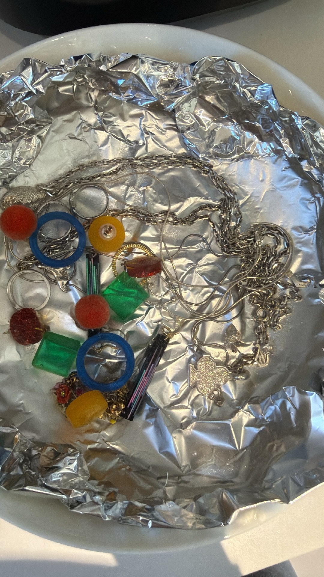 小红书还是能学到真东西，银饰和便宜的合金首饰，氧化变色的，锡纸＋盐＋开水一泡就好